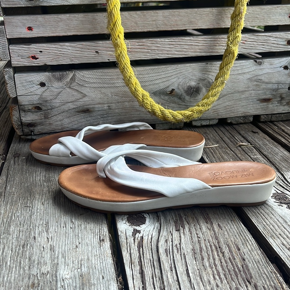 Miz Mooz “The Inuovo Collection” White Leather Thong Sandals - Size 39 - Picture 5 of 9
